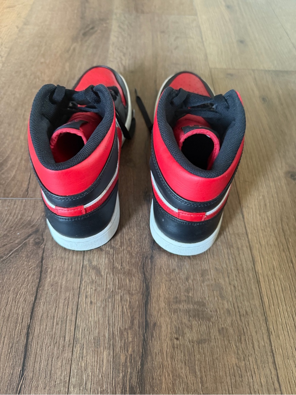 Nike Air Jordan 1 Mid "Bred Toe" - Picture 4 of 8